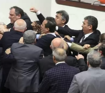 Депутати от Турция се млатиха в Парламента