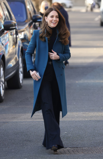 Кейт Мидълтън и с най-евтините обеци и старо палто изглежда перфектно (Снимки) - Снимка 2