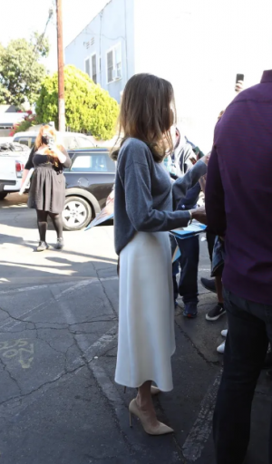 Аджелина Джоли впечатли с блуза с паднало рамо и миди пола (Актрисата надмина себе си – Снимки) - Снимка 2