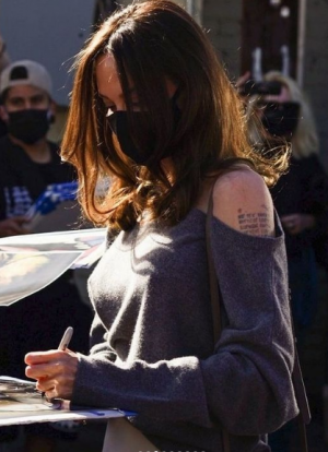 Аджелина Джоли впечатли с блуза с паднало рамо и миди пола (Актрисата надмина себе си – Снимки) - Снимка 3