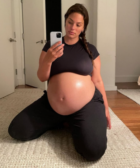 Бременната Ашли Греъм ражда близнаци (Вижте огромния й корем – Снимки)