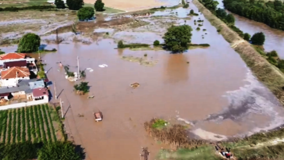 Ад и в пловдивско: Цяло село остана под вода, хората се спасяват под тепетата! (още подробности)