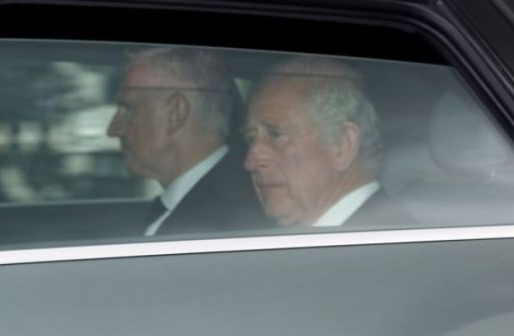 Снимки на крал Чарлз III и принц Хари след кончината на Елизабет Втора взривиха света (ГАЛЕРИЯ)