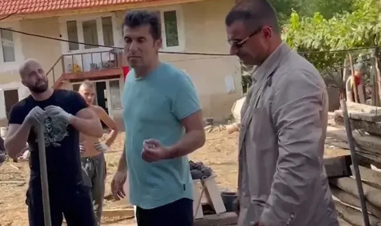 Киро е бесен, човек на Асен Василев го извозил да се снима като идиот с лопата в карловското село