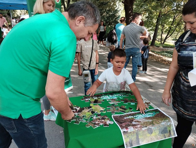 Стотици деца получиха екологичен наръчник и научиха чрез игри как да пазят чиста природата - Снимка 6