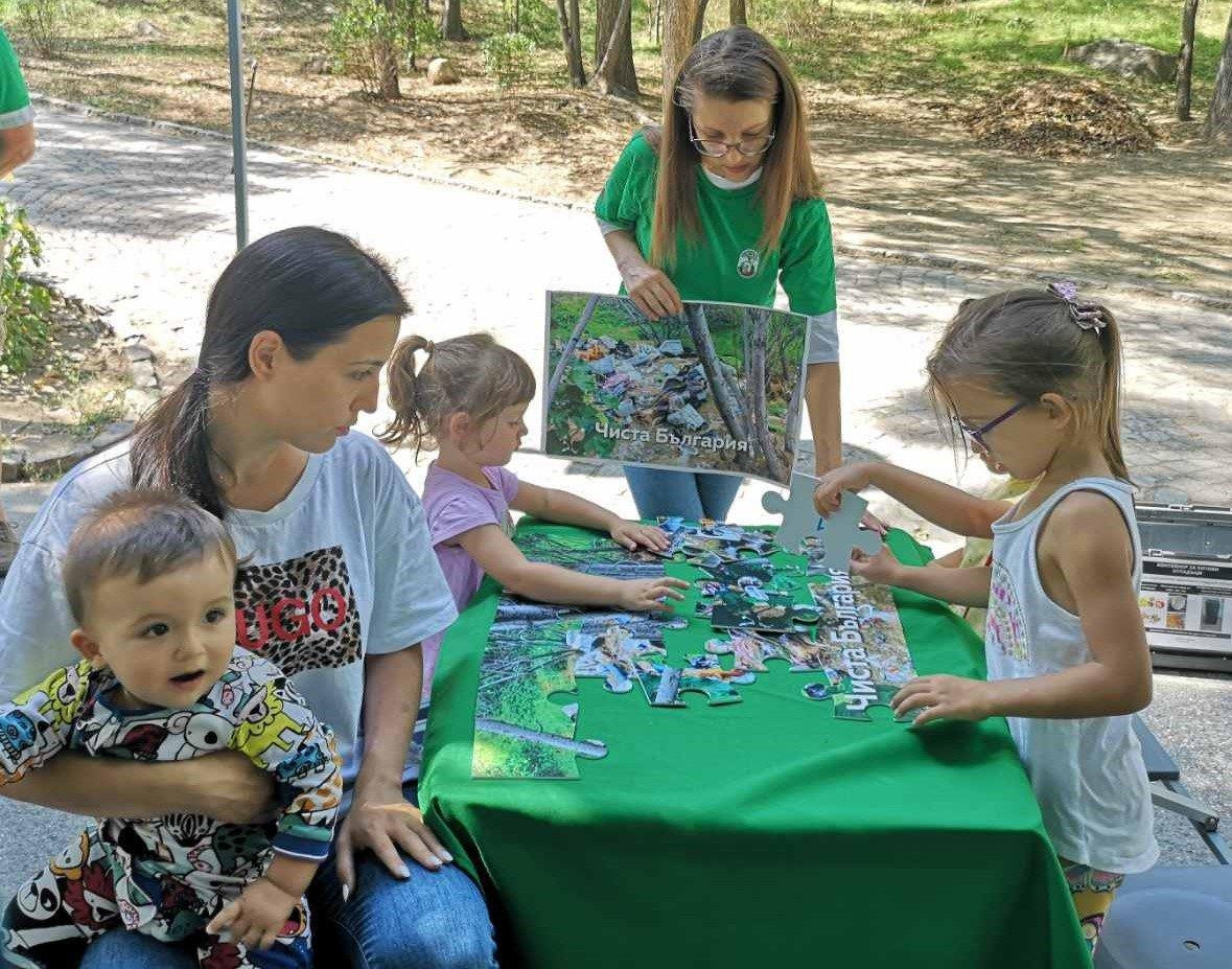 Стотици деца получиха екологичен наръчник и научиха чрез игри как да пазят чиста природата - Снимка 5