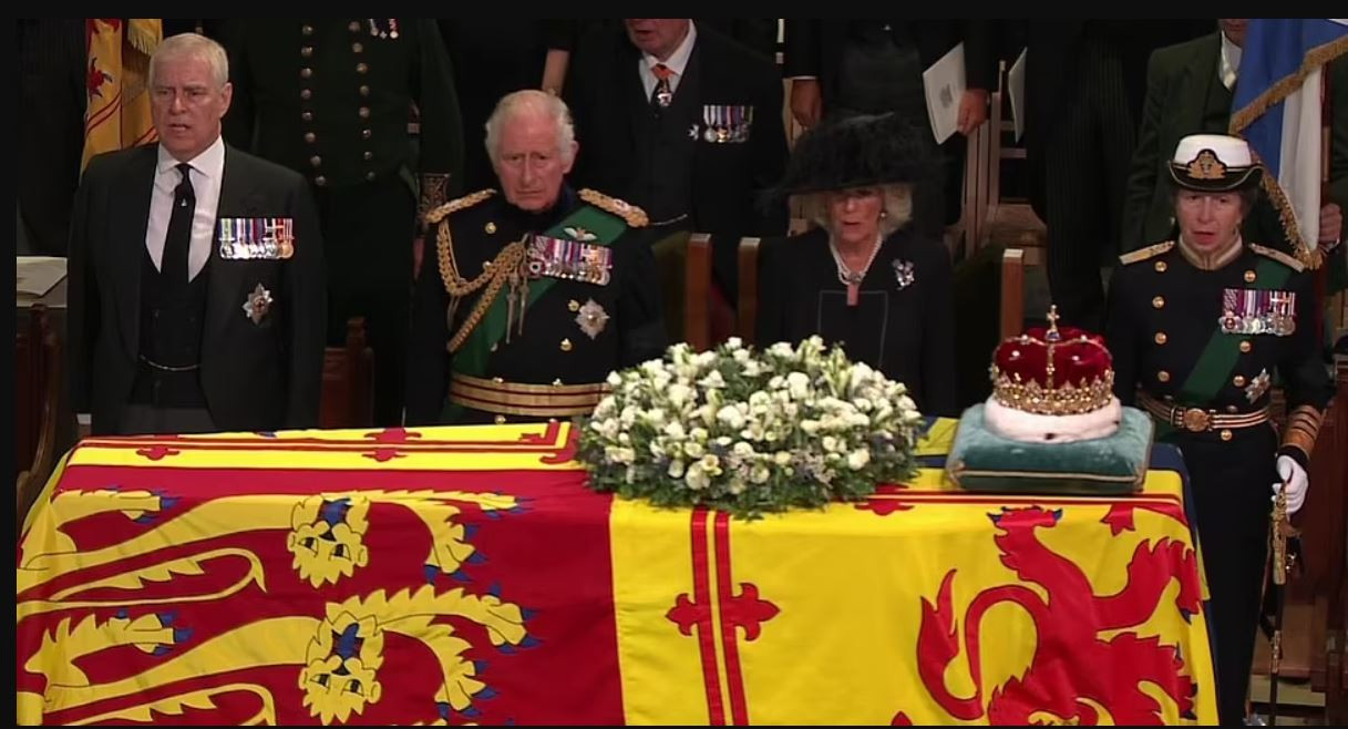 Чарлз III и принцеса Ан с над 30-часово бдение пред ковчега на кралицата (И защо Уилям и Хари не присъстваха?)