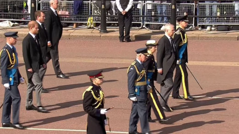 Короната отвръща на удара! Хари и Андрю без почетни униформи на погребението на кралицата ( Още за драмата)