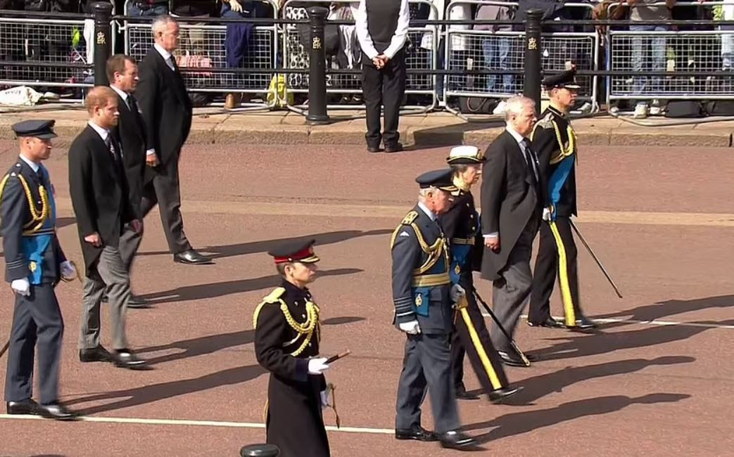 Короната отвръща на удара! Хари и Андрю без почетни униформи на погребението на кралицата ( Още за драмата)