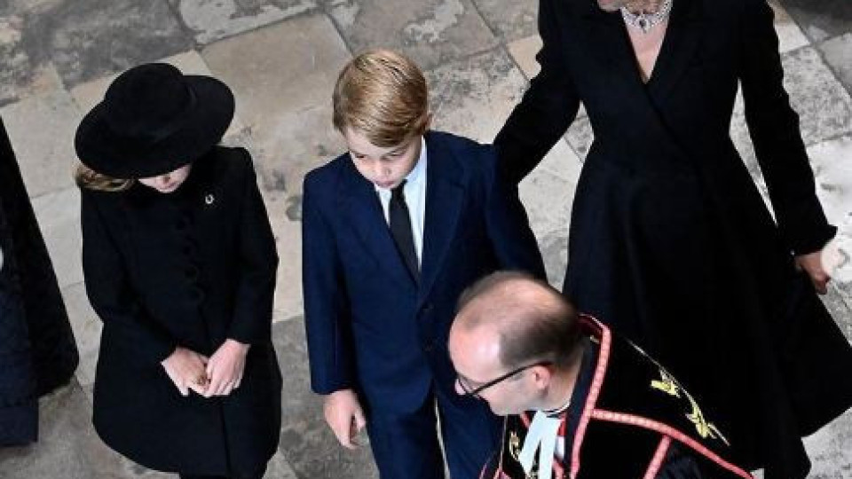 По-големите деца на Кейт и Уилям ще присъстват на траурната процесия и погребението и на Елизабет II (Подробности)