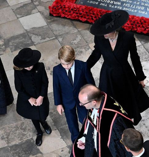 По-големите деца на Кейт и Уилям ще присъстват на траурната процесия и погребението и на Елизабет II (Подробности)