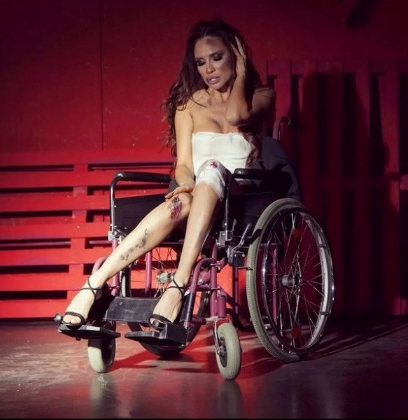 Известна фолк звезда се показа в инвалидна количка, пребита до неузнаваемост (ФОТО) - Снимка 2