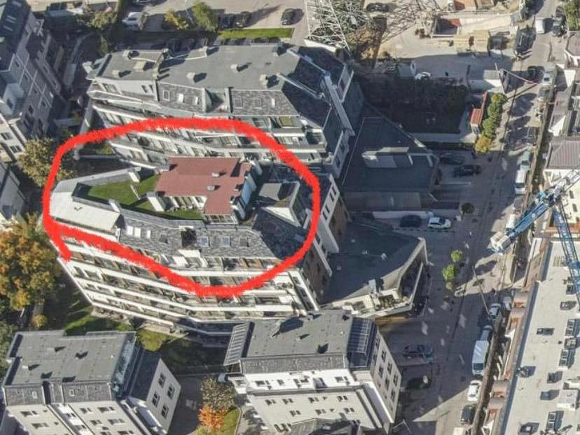 Скандал! Столичен новоизлюпен "баровец" си построи къща с двор върху покрива на жилищна сграда (ГАЛЕРИЯ СНИМКИ)