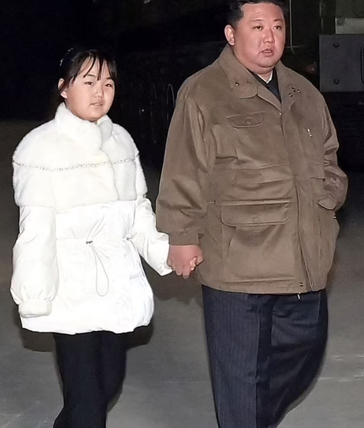 Ексклузивно! Ким Чен Ун показа тайната си дъщеря за първи път (Непоказвани снимки) - Снимка 3