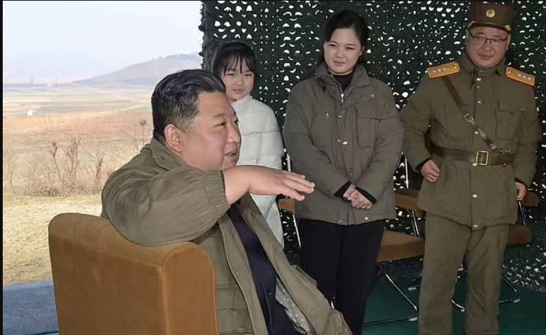 Ексклузивно! Ким Чен Ун показа тайната си дъщеря за първи път (Непоказвани снимки)