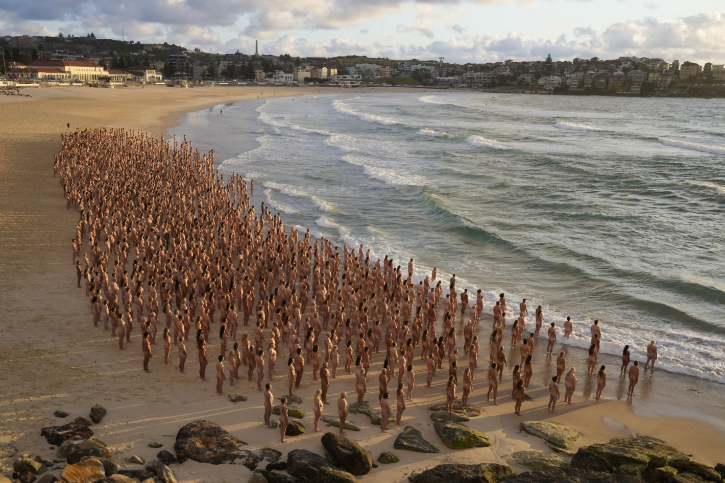 Хиляди голи австралийци участваха във фотосесия на Бонди бийч (снимки) - Снимка 5