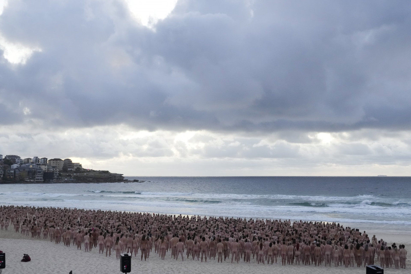 Хиляди голи австралийци участваха във фотосесия на Бонди бийч (снимки) - Снимка 3