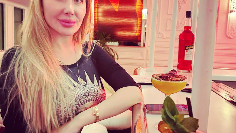 Уникум: Антония Петрова се фука, че е в най-скъпия ресторант в Турция, а отиде там като парцалеса с мазна коса! (ШОК СНИМКИ)