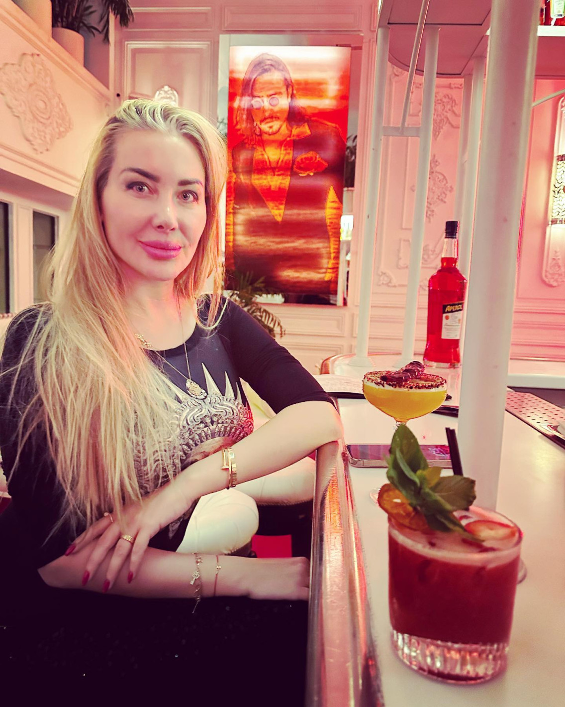 Уникум: Антония Петрова се фука, че е в най-скъпия ресторант в Турция, а отиде там като парцалеса с мазна коса! (ШОК СНИМКИ)