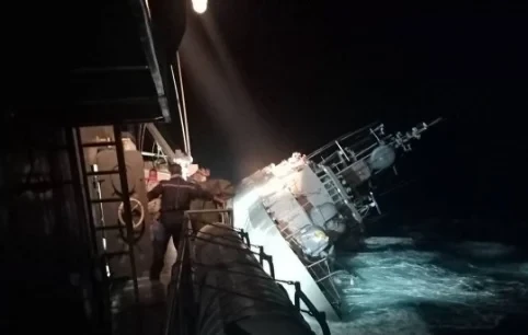 Ужас: Военен кораб потъна, издирват се оцелели (СНИМКИ) - Снимка 2