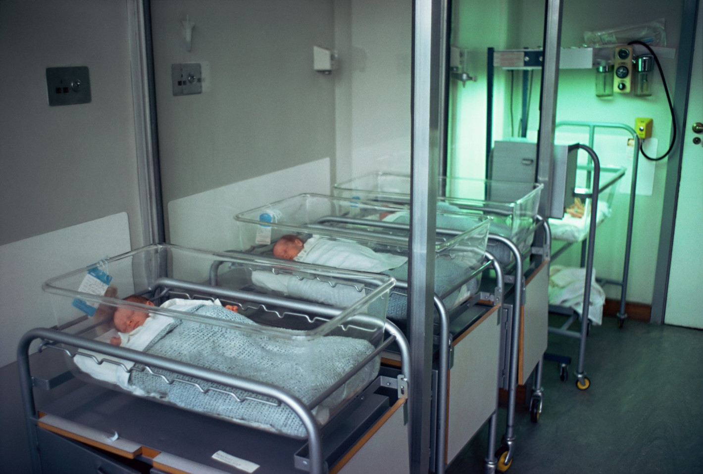 Шокиращо: Болница подмени пеленачета, родители отглеждат чужди бебета