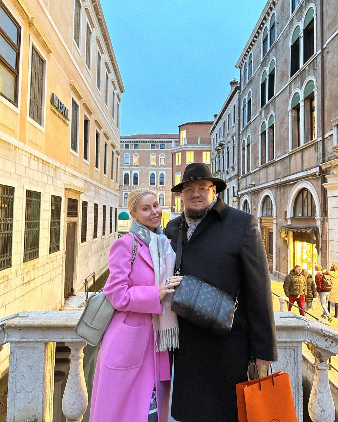 Не ни плаши бе, жено: Светлана Гущерова се показа без грим от Венеция! (СНИМКИ от днес)