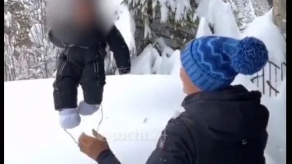 Видео разтърси мрежата: Бебе бе хвърлено в снега от майка си (ВИДЕО)