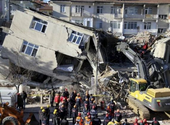Турските звезди Бергюзар Корел и Халит Ергенч  с апел за помощ за пострадалите от катастрофалните земетресения (Подробности) - Снимка 2