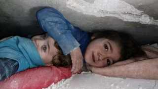 Снимка на братче и сестриче, които са прекарали 17 часа под развалините. Сестричето през цялото време е пазело братчето си