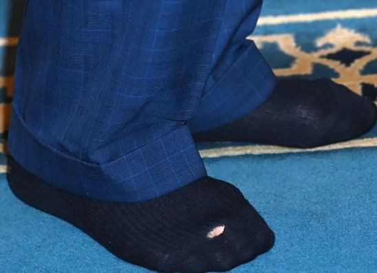 Дупка в чорапа на Крал Чарлз го засрами публично (Вижте нелепта ситуация - Снимки)