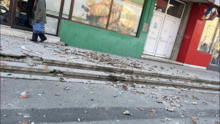 Пукнатини по сгради и паднали тухли след силния трус в Румъния (видео)