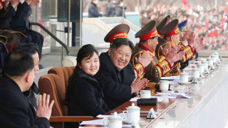 Наследницата на Северна Корея? Ким Чен Ун отново с дъщеря си пред обществото (Снимки)
