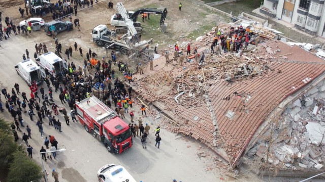 Почти месец след трагедията от шести февруари Турция продължава да