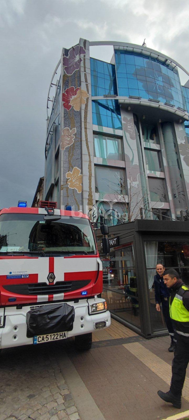 Пожар обхвана хотела на Евелин Банев – Брендо (СНИМКИ)