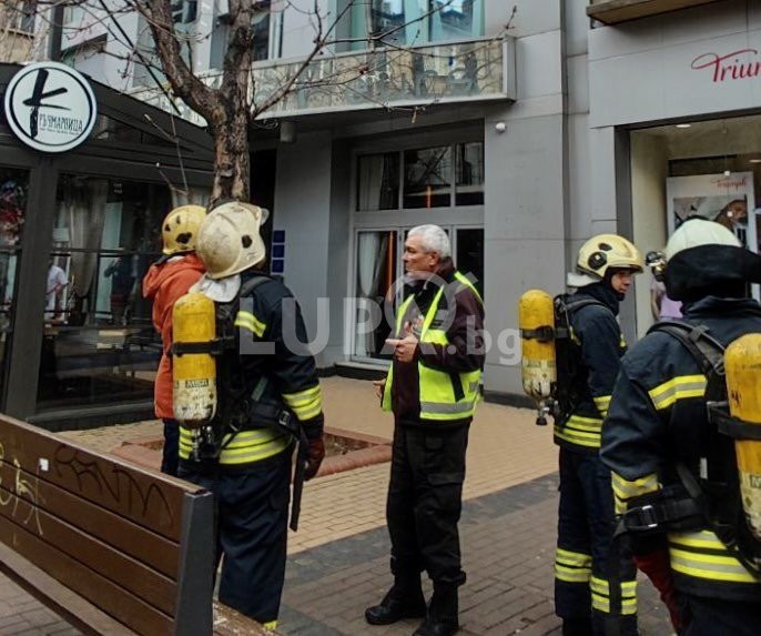 Пожар обхвана хотела на Евелин Банев – Брендо (СНИМКИ)