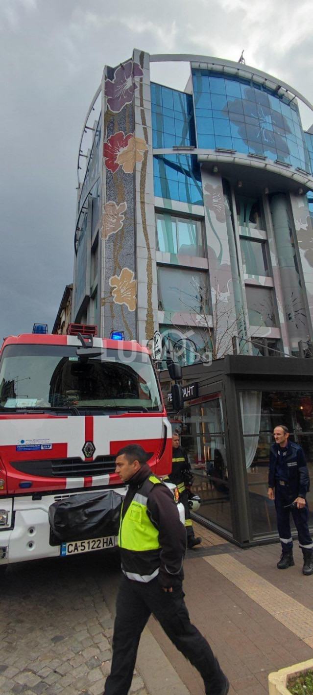 Пожар обхвана хотела на Евелин Банев – Брендо (СНИМКИ) - Снимка 2
