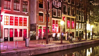 Жрици в Амстердам на протест: Оставете пияните ни туристи намира! (Всичко за куриоза)