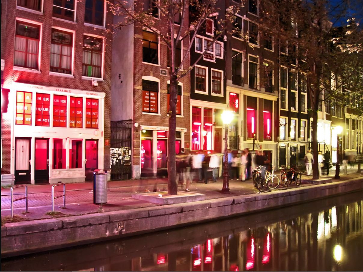 Жрици в Амстердам на протест: Оставете пияните ни туристи намира! (Всичко за куриоза)