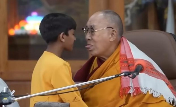 Далай Лама към момче: Можеш ли да ми смучеш езика?