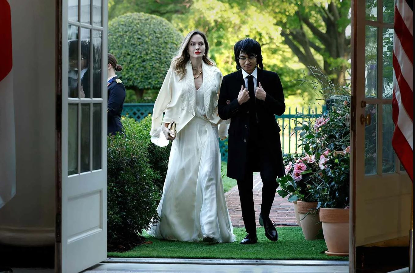 Любовта й отива! Анджелина Джоли грейна с нова визия в Белия дом (Актрисата се преобрази след срещата с Рокфелер - Снимки)