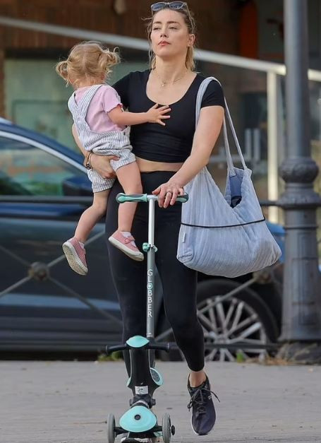 Не й е нужен Холивуд да е щастлива: Усмихнатата Амбър Хърд се разхожда с дъщеря си в Мадрид (Снимки)