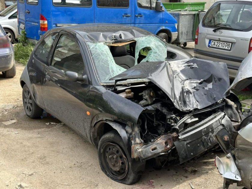 Първи снимки на колата, помела двамата пешеходци в София