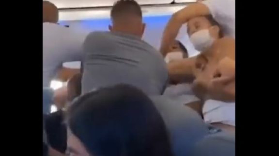 Масов бой на жени в самолет, някои останаха по голи гърди ВИДЕО 18+
