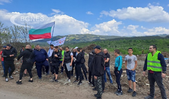 Два квартала в Перник на протест срещу незаконно сметище, заплашват да блокират пътища