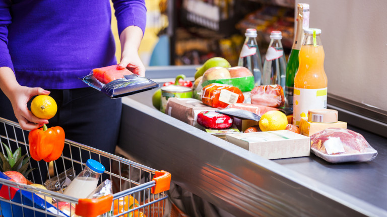 Триковете, с които хранителните хипермаркети ни пробутват боклуците си