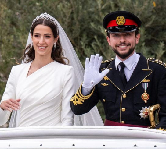 Кралица Рания засенчи булката на сватбата на сина си (Никой не вярва, че свекървата е на 52 години – Снимки)