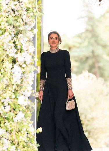 Кралица Рания засенчи булката на сватбата на сина си (Никой не вярва, че свекървата е на 52 години – Снимки)
