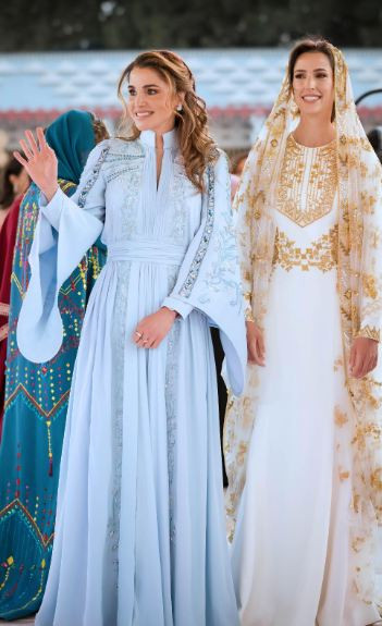 Кралица Рания засенчи булката на сватбата на сина си (Никой не вярва, че свекървата е на 52 години – Снимки) - Снимка 4