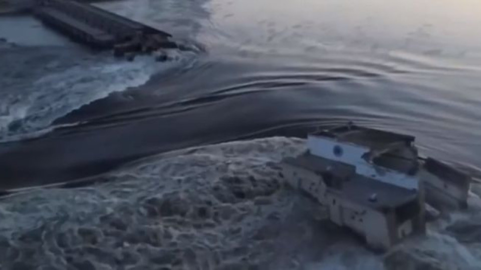 Екологична катастрофа във водите от взрива на язовира "Нова Каховка"