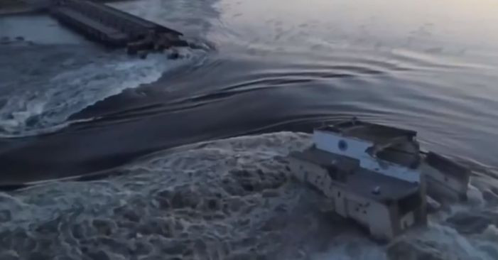 Екологична катастрофа във водите от взрива на язовира "Нова Каховка"
